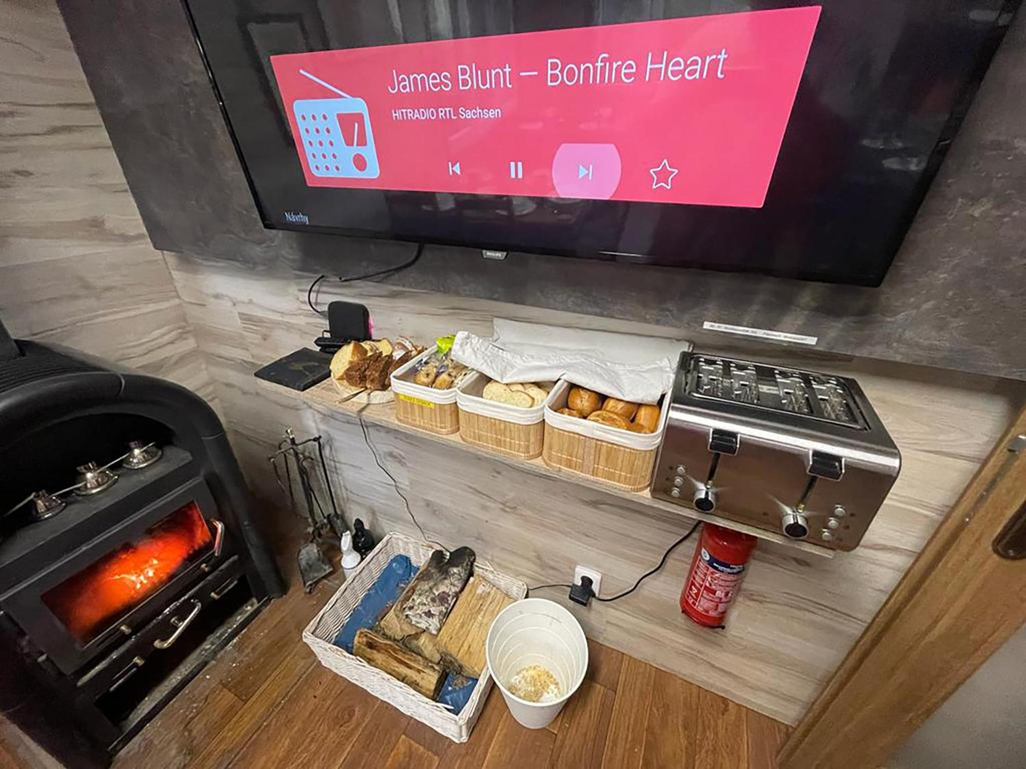 Wolf House Klinovec Hotell Loučná pod Klínovcem Exteriör bild